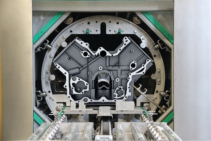 Zylinderblock in Reinigungskammer einer BvL-Korbwaschanlage NiagaraDFS mit Spezial-Düsensystem