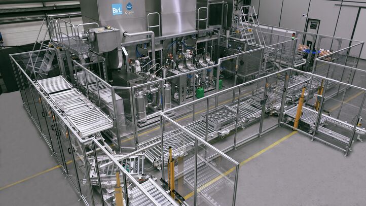 System with three cleaning stations in a circulation chain with AGV connection