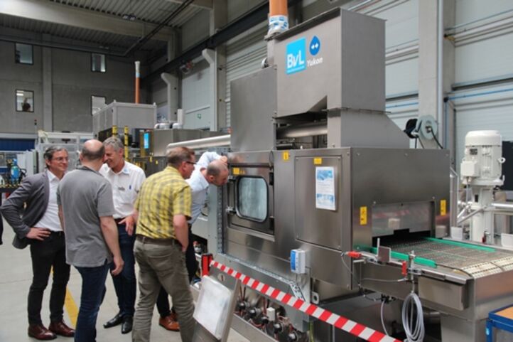 Besuchern des BvL-Praxisseminares wird eine Reinigungsanlage erläutert.