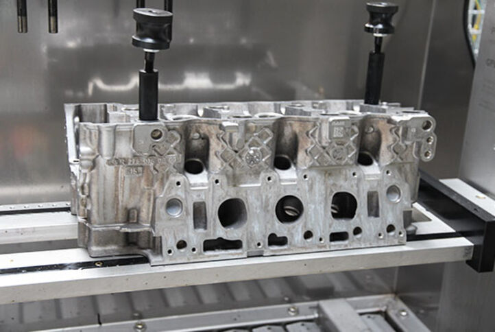 Bauteile mit höchsten Sauberkeitsanforderungen erfordern intelligente und maßgeschneiderte Reinigungslösungen.