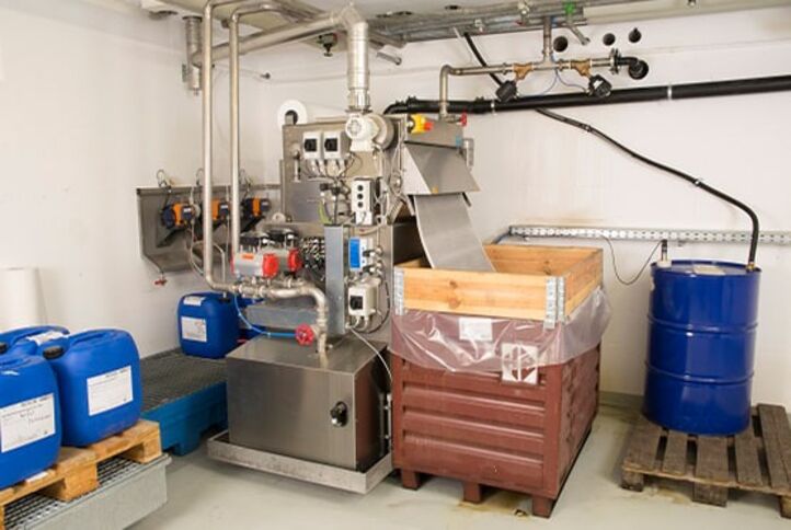 Feste Schmutzstoffe werden über den separat untergebrachten Bandfilter ausgetragen.