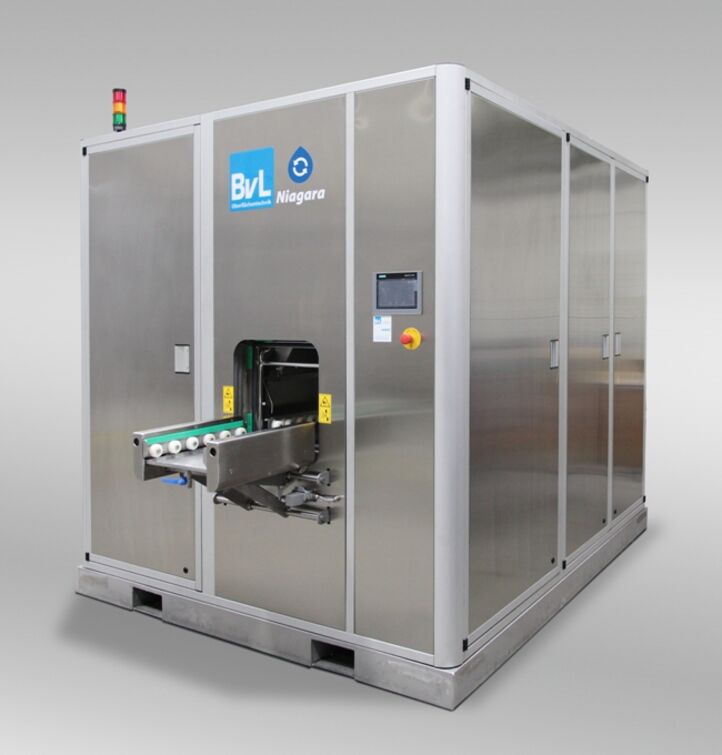 NiagaraMO Korbwaschanlage von BvL zur Reinigung von Medizintechnik-Teilen