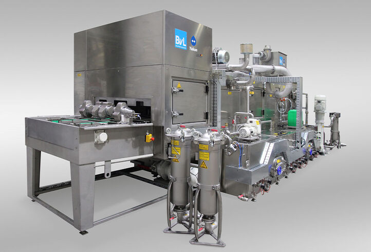 Continuous cleaning system for high throughputs with continuous material flow