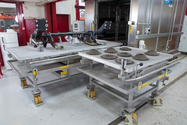 Durch den höhenverstellbaren Düsenrahmen ist eine intensive und effiziente Reinigung hoher und flacher Komponenten möglich. 